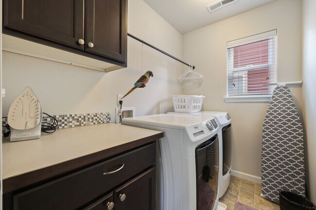 Building Photo - 5 bedroom high efficient home - Olympia Sc...