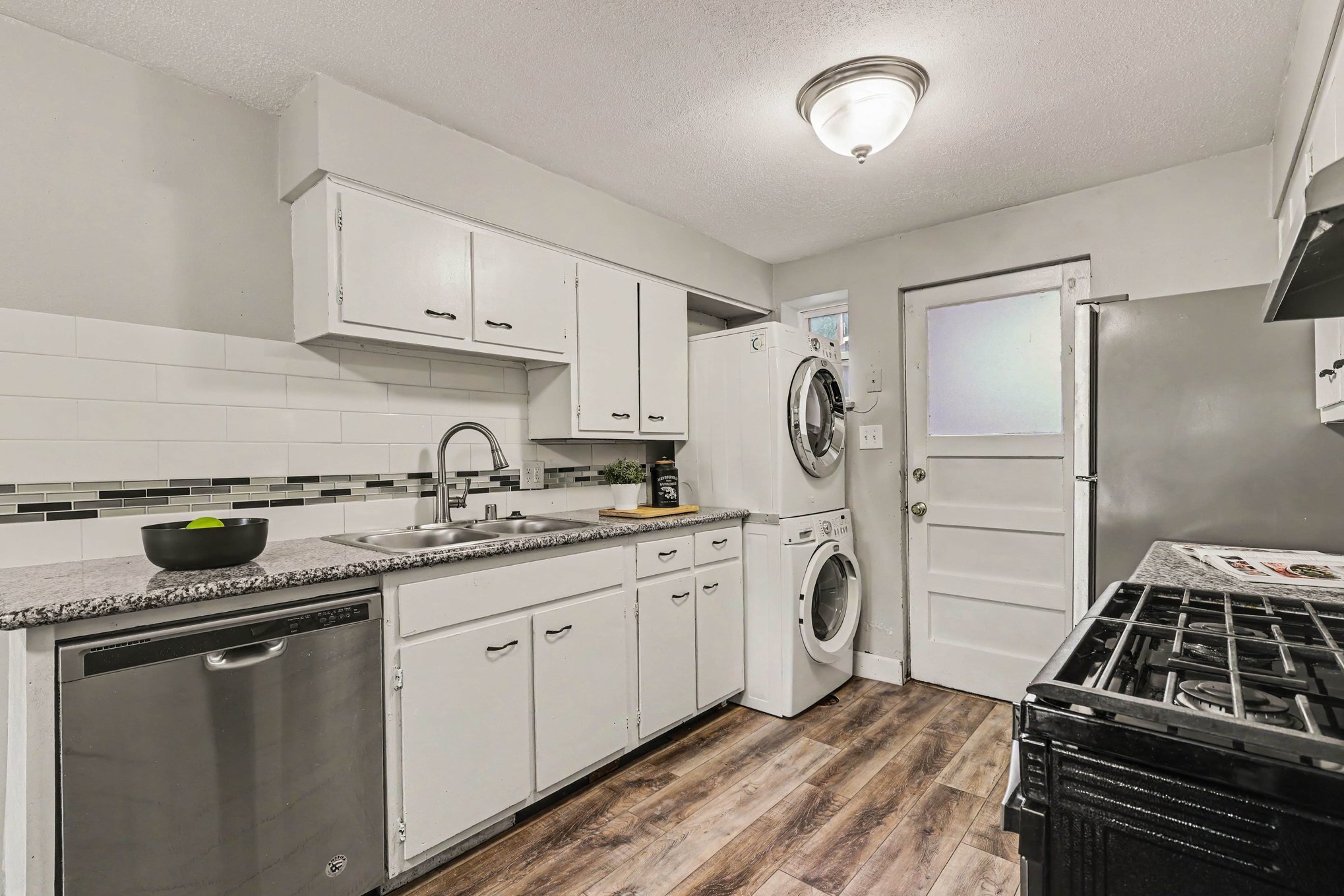 Kitchen/in unit laundry - 105 S Meade St
