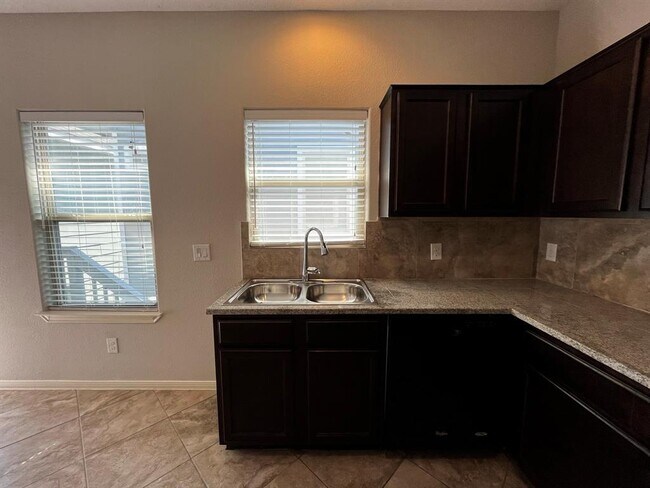 Building Photo - 7913 Dyer St