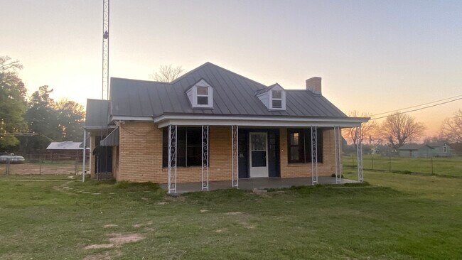 Building Photo - Farmhouse