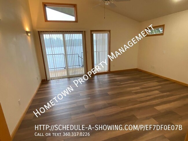 Building Photo - Waterfront Rambler on Pattison Lake! Avail...