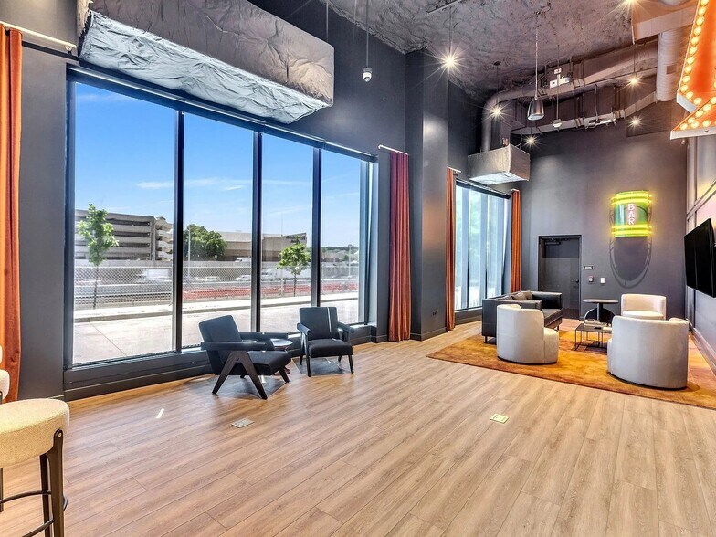Building Photo - 1107 W Van Buren St