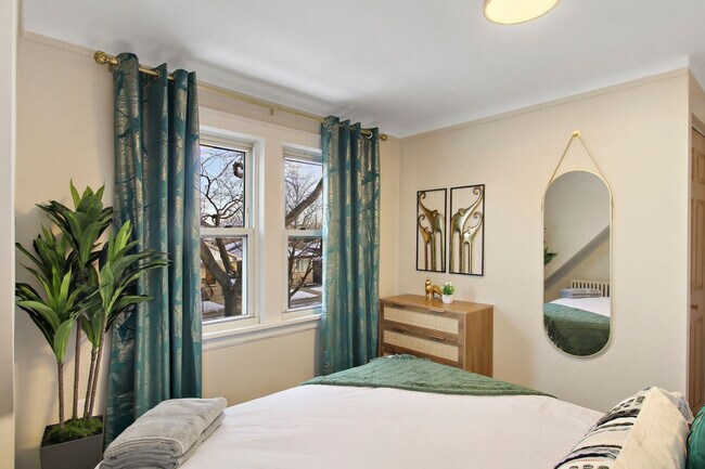 Building Photo - 3446 N Ozark Ave