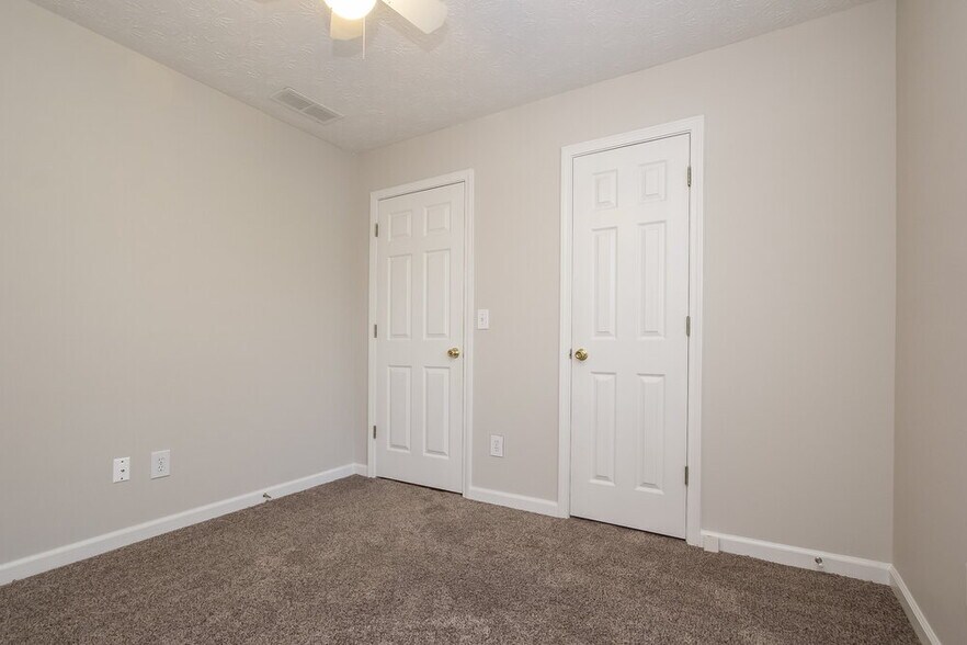 Building Photo - 2425 Huntington Dr