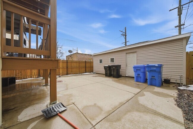 Building Photo - 4742 N Sawyer Ave