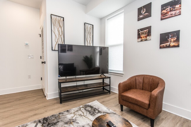 Building Photo - 2435 Master St