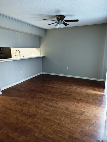 Building Photo - 2122 Stonehenge Ave