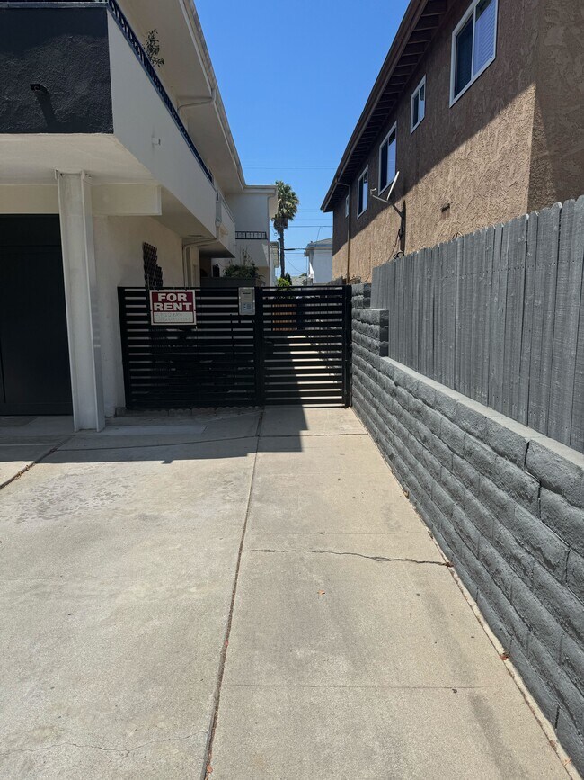 Building Photo - 3707 Kelton Ave