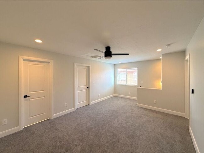 Building Photo - 4 bed, 2.5 bath duplex w/2 car garage