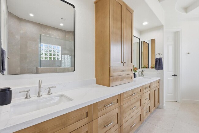 Building Photo - 6570 S Bogle Ave