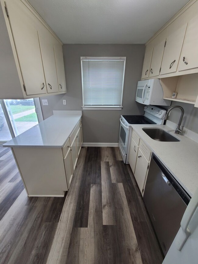 Building Photo - Spacious 2 Bedroom Unit