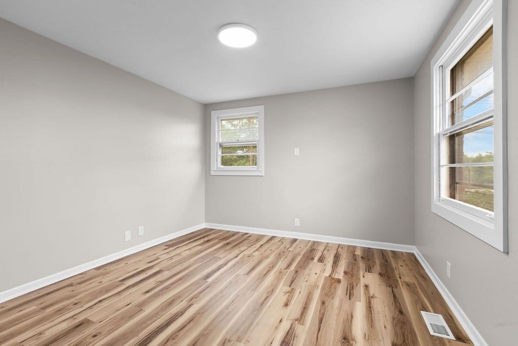 Building Photo - 895a W Sharpe Ave