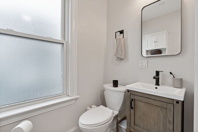 Building Photo - 12 Colebrook St