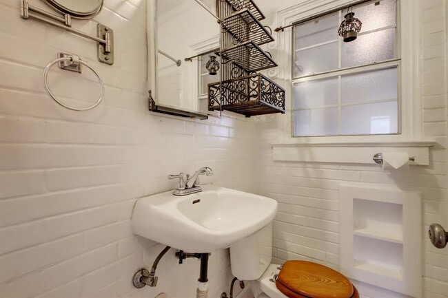 Building Photo - 1408 W 47th St