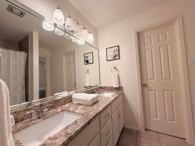 Building Photo - 200 Martingale