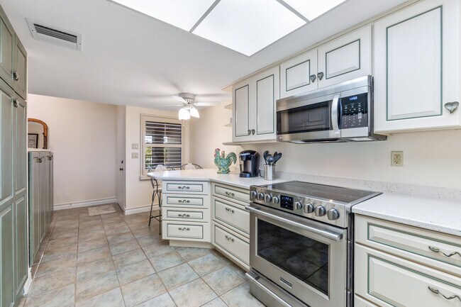 Building Photo - 970 Palm Ave