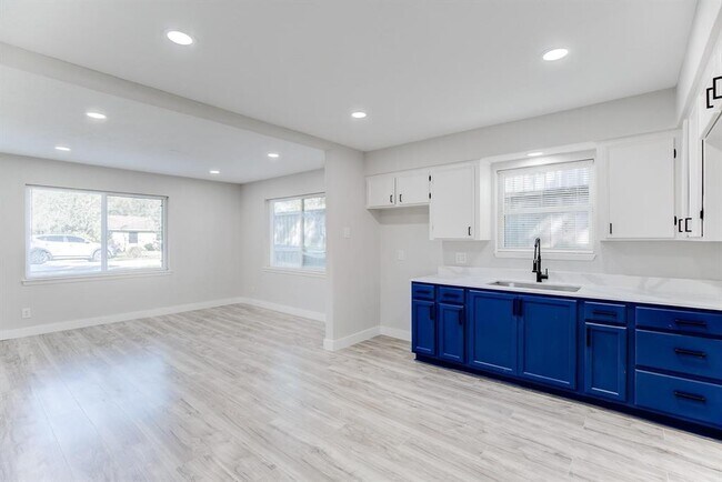 Building Photo - 207 Betral St