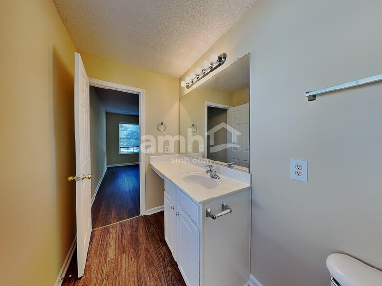 Building Photo - 1208 Scarlett Dr