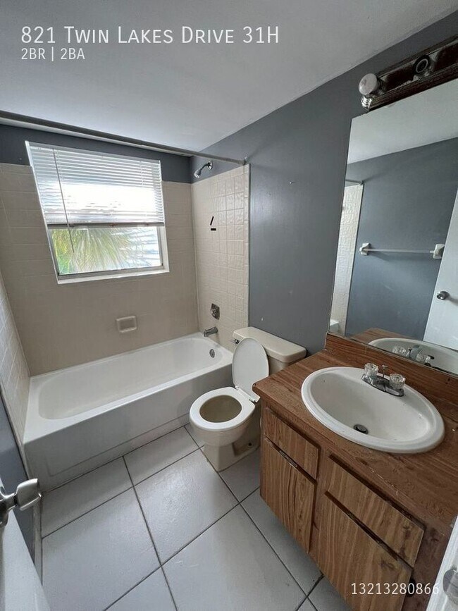 Building Photo - 821 Twin Lakes Dr