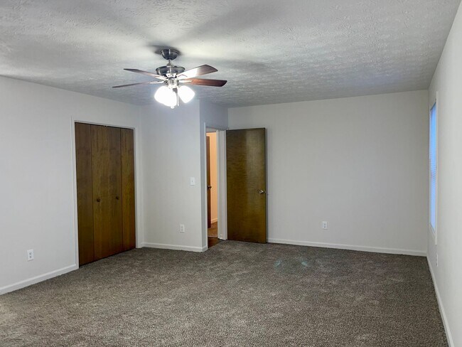 Building Photo - Spacious, Updated 3 Bed/2 Bath Ranch!