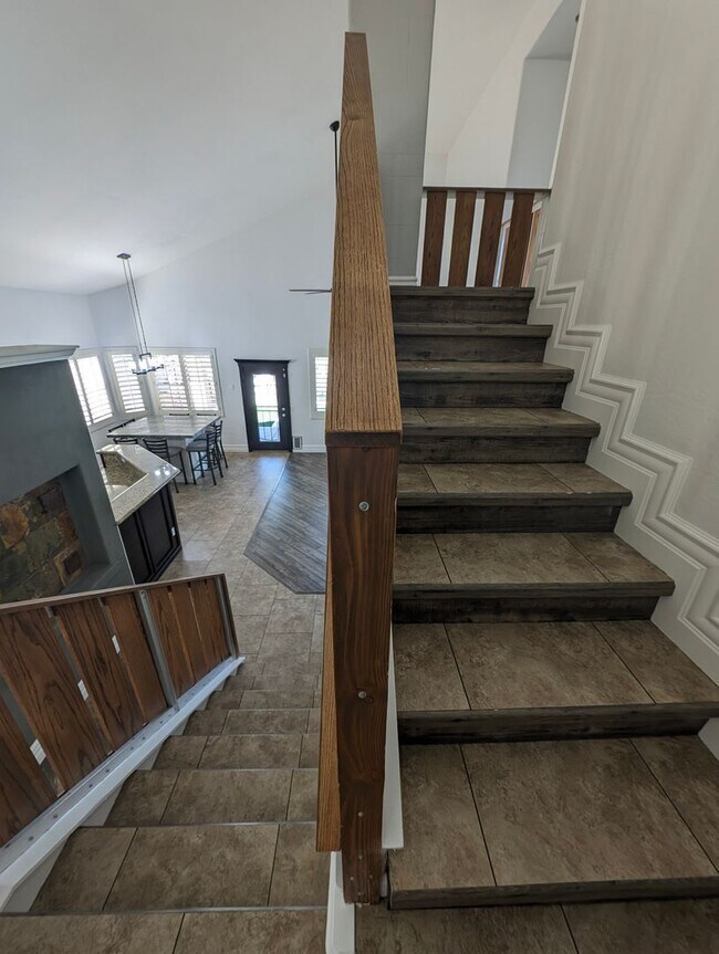 Building Photo - BEAUTIFUL executive style home w/ entertainer's dream backyard!