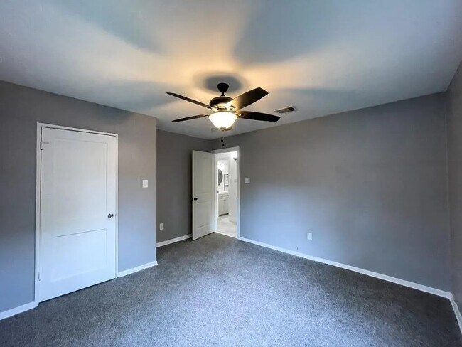 Building Photo - 5211 Myrtlewood St