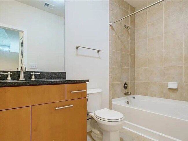 Building Photo - 1 bdrm, 1 bath condo with large private patio. Pool and gym on site!
