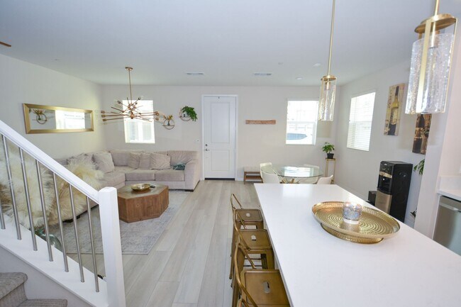 Building Photo - 3BED/4BATH Townhome in Oxnard