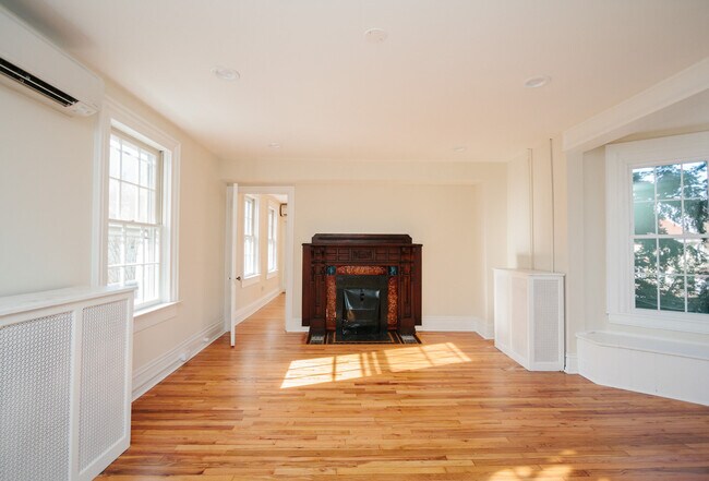 Building Photo - 319 Radcliffe St