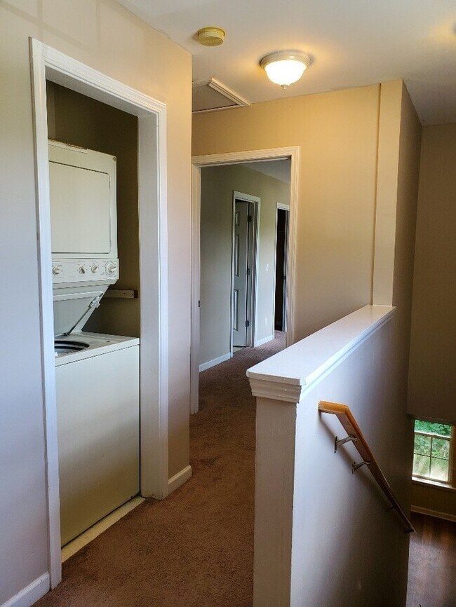 Building Photo - SPACIOUS 3 BEDROOM TOWNHOUSE FOR RENT IN GREENVILLE!