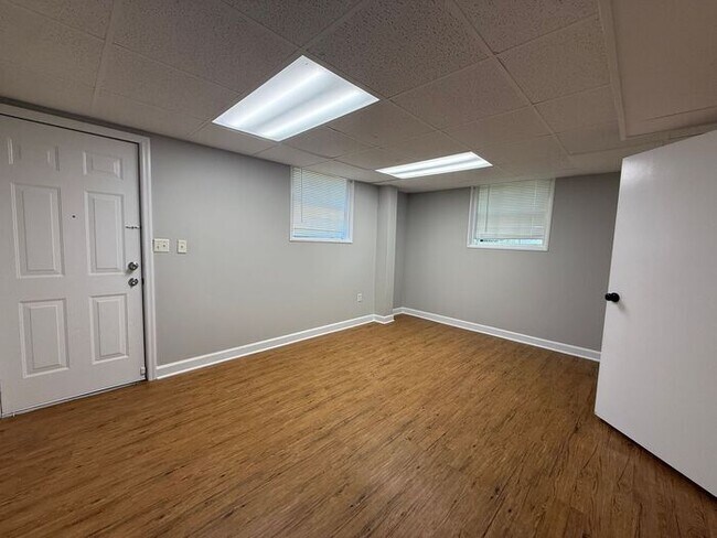 Building Photo - Lovely and Spacious Home in South Nashville - Garage and Fenced in Yard