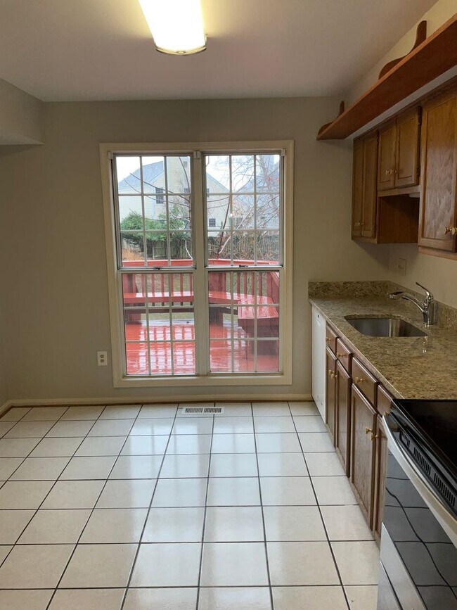 Building Photo - Very clean and well maintained 3BR 2.5BA single family home with large rear deck and 1 car garage