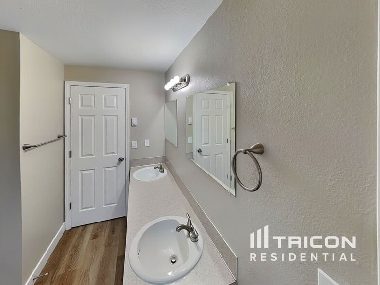 Building Photo - 13806 NE 49th St