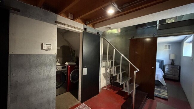Building Photo - 637 S Crescent Ct