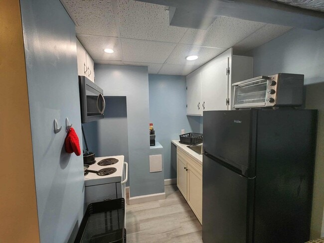 Building Photo - 100 9th Ave