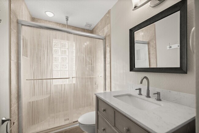 Building Photo - Newly remodeled Lovely 3-bed 2 Bath Home in desirable Location!!