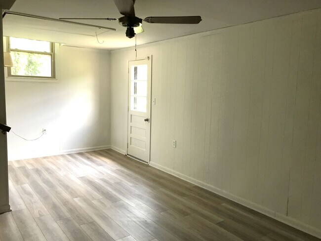 Building Photo - Excellent 2/1 in Desirable West Nashville!
