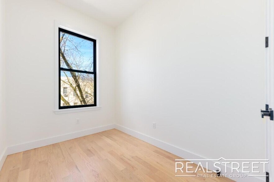 Building Photo - Brand New 3 Bed, 2 Bath with In-Unit Laund...