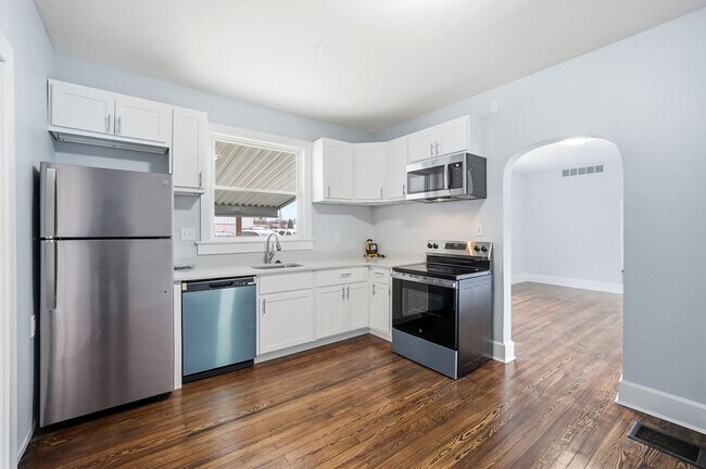 Building Photo - Three Bedroom Home in Hamilton!