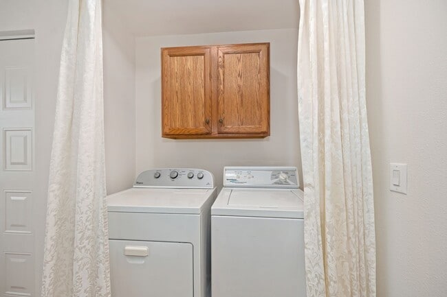 Building Photo - Beautifully Renovated Unit