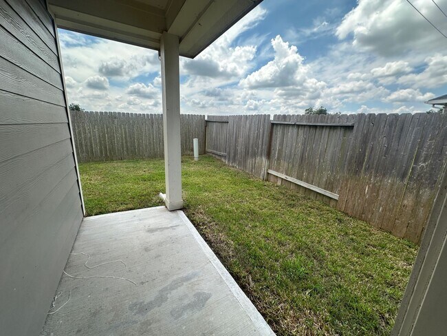 Building Photo - For Lease | 3 Bed, 2 Bath | 1,487 Sq Ft | ...