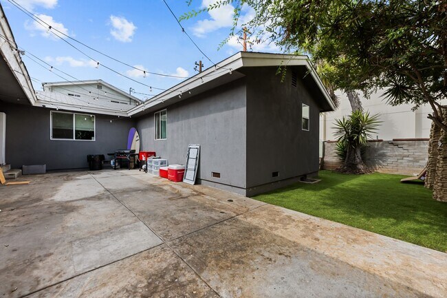 Building Photo - 2 kitchens + no back house!