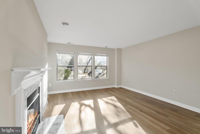 Building Photo - 3321 Sir Thomas Dr