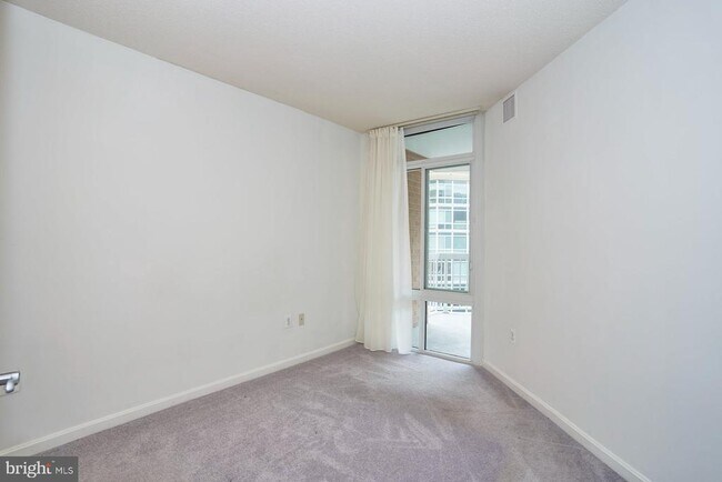 Building Photo - 3101 N Hampton Dr