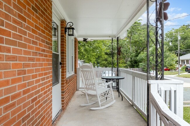 Building Photo - 205 Sunset Dr