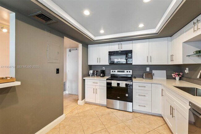 Building Photo - 18061 Biscayne Blvd