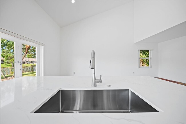 Building Photo - 14531 Hampton Pl