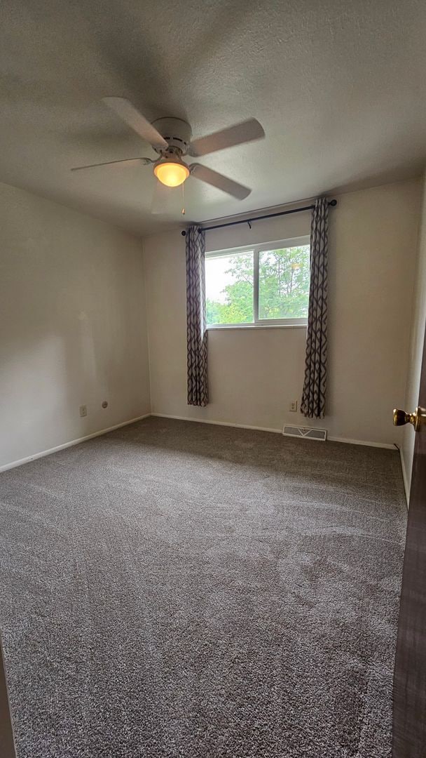 Building Photo - Spacious Bi Level home backing to open spa...
