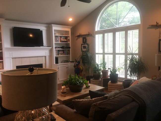 Building Photo - Beautiful 3Bd/2.5 Bath Goshen Woods Property