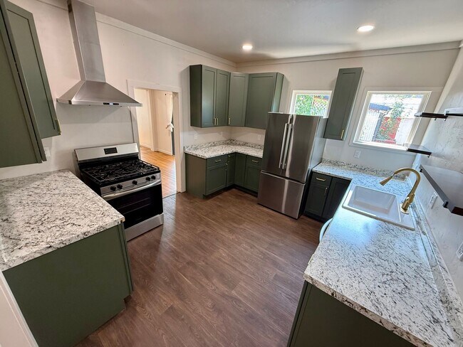 Building Photo - Charming 3-Bedroom Home with Spacious Yards & Modern Comforts in Lewiston